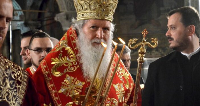 Българският патриарх Неофит и митрополитите от Българската православна църква се обърнаха