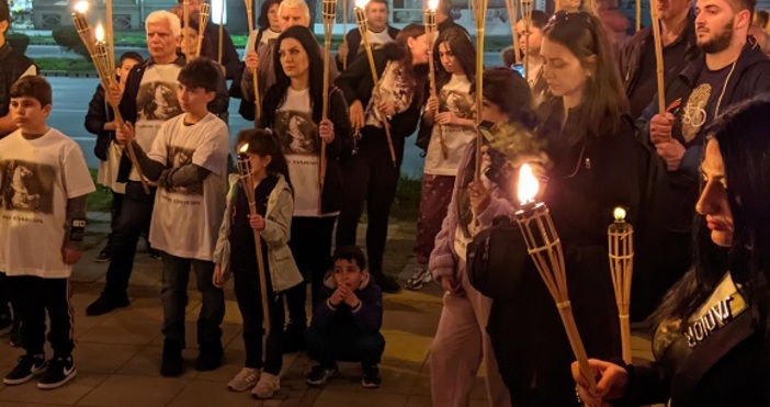 Арменската общност се събра на факелно шествие  пред паметника на