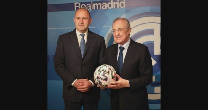 Българският президент подари футболна топка на шефа на Реал Мадрид.Румен