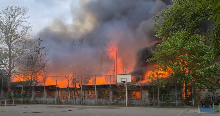Огромен пожар избухна в района на Първа езикова гимназия във