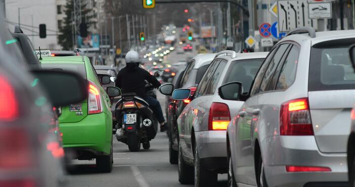 Засилен трафик по пътищата в България се очаква днес в