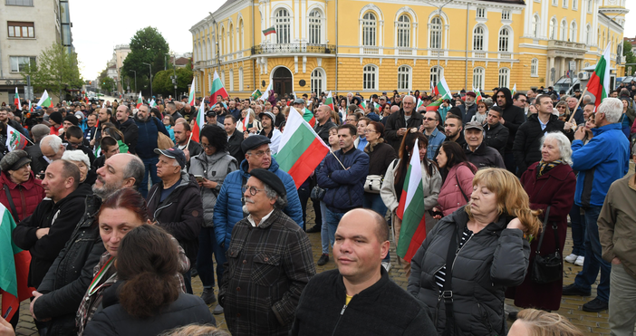 Снимки Българи излязоха на протест срещу изпращането на оръжия за