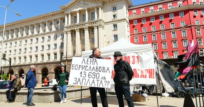 Снимки ВМРО излезе на протест пред Министерски съвет срещу преговорите