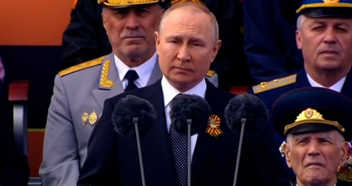 Путин изнесе реч на Червения площад преди минути.В Москва въздушната част на