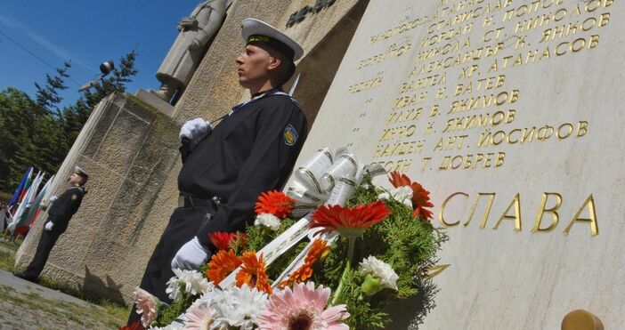 снимки С поднасяне на цветя пред Паметника на Осми приморски