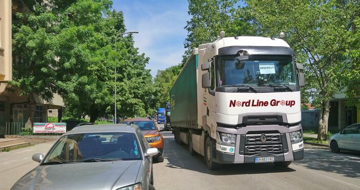снимки Неприятности в Плевен заради протеста на превозвачите днес.Недоволните от