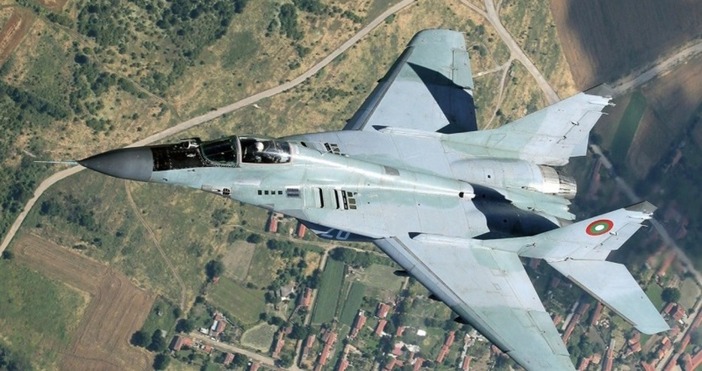 Екипажът на български изтребител се притече на помощ на пътническа самолет