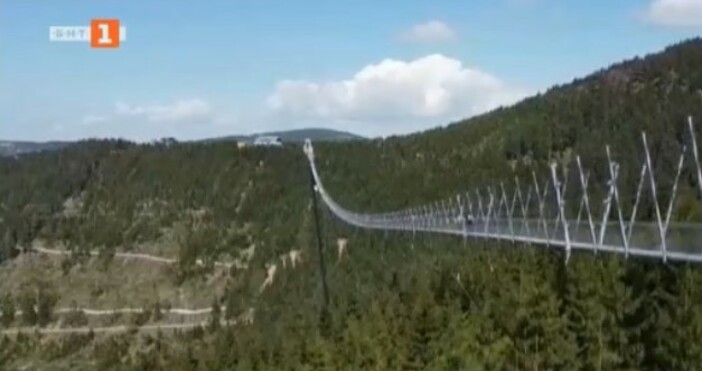 Най дългият висящ пешеходен мост в света досега бе 516 Арука