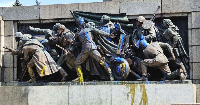 Снимки: Боядисаха паметника на съветската армия с цветовете на украинското