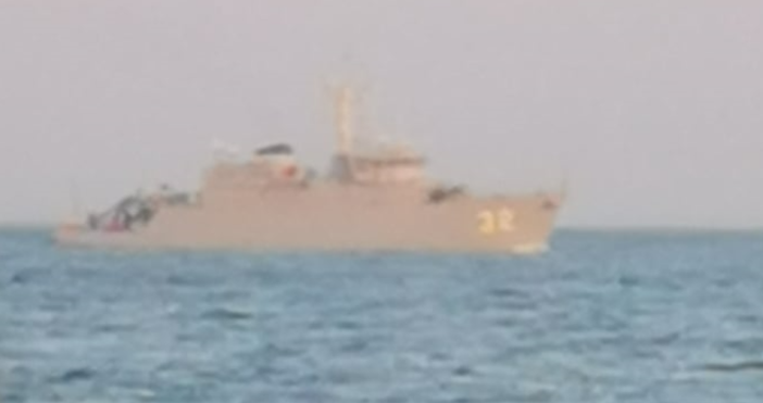 Снимки Петел Два български военни кораба пазят Варненския залив в момента
