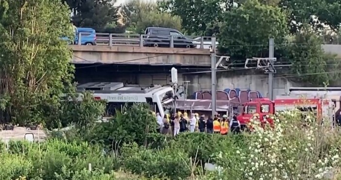 Машинист на влак загина, а десетки бяха ранени след катастрофа между два