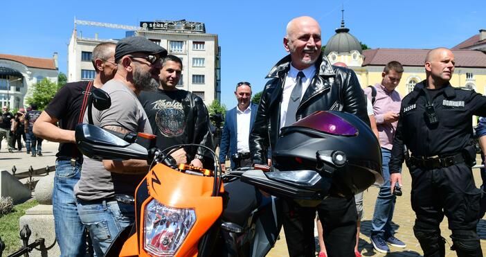 снимки: Транспортният министър Николай Събев дойде със собствения си мотор
