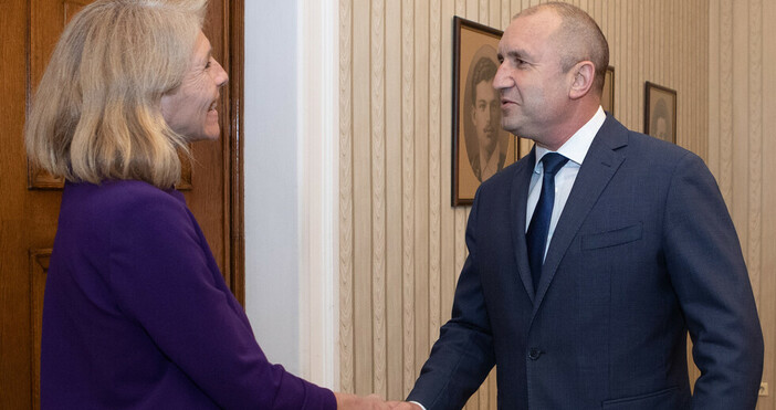 Часове след като се срещна с премиера Кирил Петков, с помощник-държавния