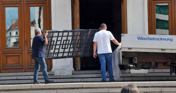 Металните решетки да бъдат премахнати от сградата на Народното събрание