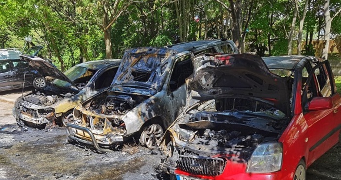 Три леки автомобила изгоряха на улица Роза бл.18. Пожарът е тръгнал
