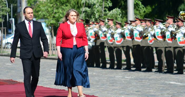 Снимки: Македонският министър на отбраната Славянка Петровска пристигна наофициално посещение