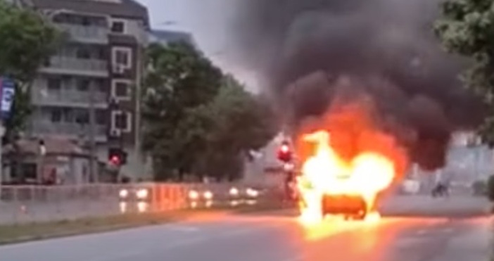 Кола избухна сноши на бул Цар Освободител във Варна над