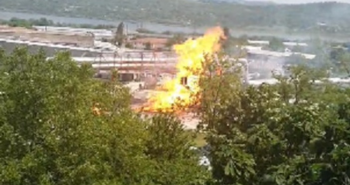 Гръмнаха тръби за газ във Враца Пожар е избухнал в промишлена