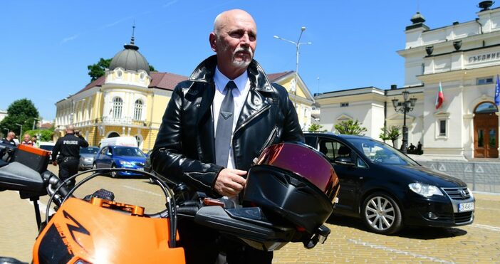 Транспортният министър Николай Събев се срещна с мотористите и ги