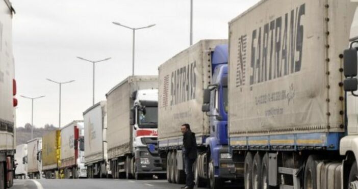 Стотици товарни камиони извиха километрична опашка на ГКПП Хамзабейли-Лесово. По