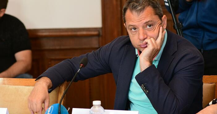 Депутатът от ГЕРБ Делян Добрев обвини правителството, че взима комисионни
