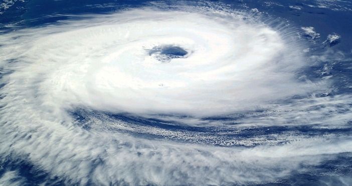 Съпровождащите урагана ветрове достигат до 165 км/ч.Най-силният ураган в източната