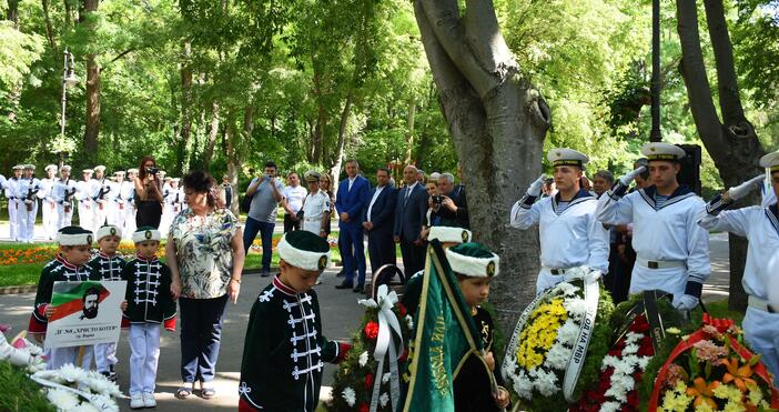 Снимки: Положиха цветя и венци пред паметника на Христо Ботев