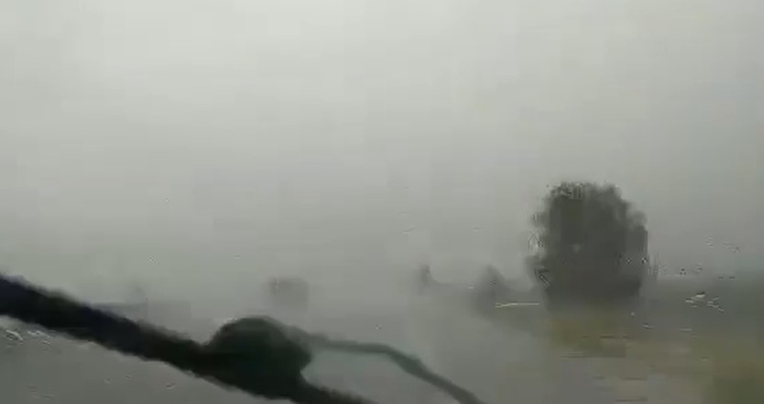 Пороен дъжд залива част магистрала Тракия край Сливен, показва в момента.Клипът