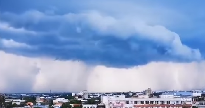 Силна буря се е образувала до Бургас в момента.Небето потъмня и
