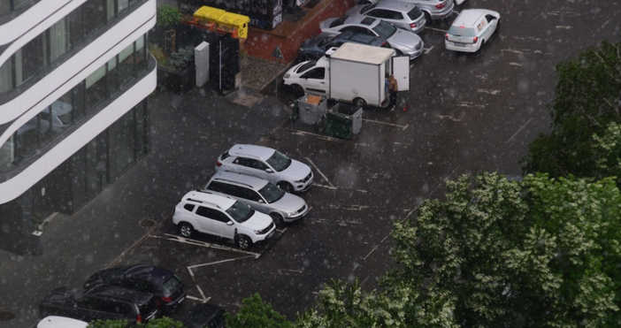 Опасно е времето в столицата Проливен дъжд се изля в някои
