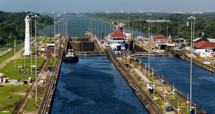Панамският канал е изкуствено прокопан канал който пресича Панамския провлак