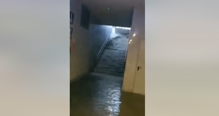 Подлезът на Централна гара София се пълни с вода за