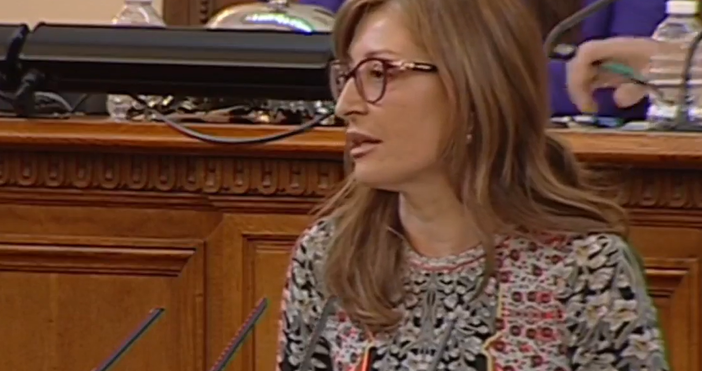 Депутатът от ГЕРБ и бивш министър Екатерина Захариева захапа елегантно