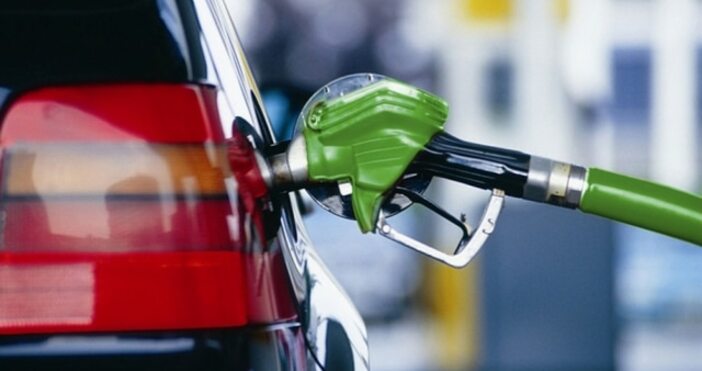 На бензиностанциите, обслужвани от персонал, цената се повиши от 2,118
