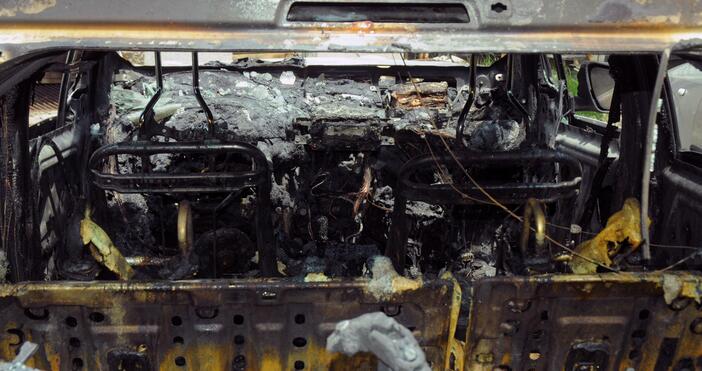 снимки Пожар изпепели изцяло две коли в Бургас.Инцидентът е станал в