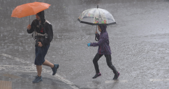 Снимки Пороен дъжд се изсипва в София и предизвиква наводнения в части от града Водната