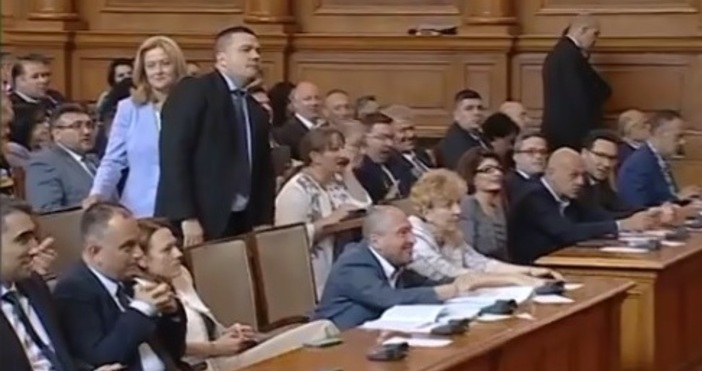 Депутатите от ИТН ГЕРБ и ДПС скандираха Оставка в залата