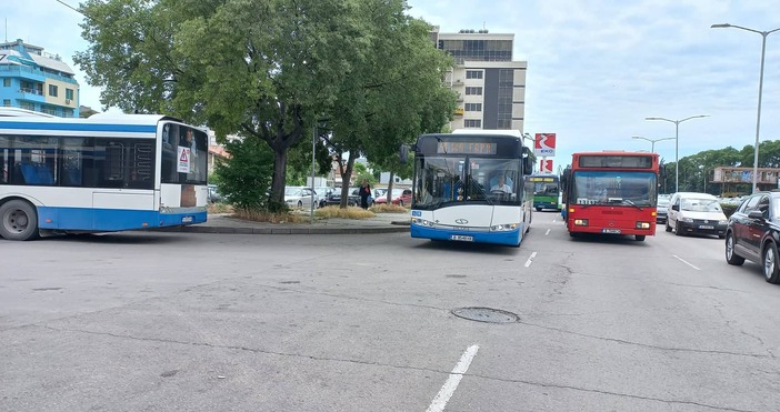 Наш редовен читател изразява възмущението си от неправилно паркирали автобуси