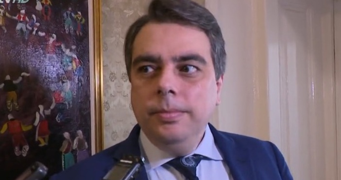 Вицепремиерът Асен Василев отклони въпросите на репортерите в Народното събрание
