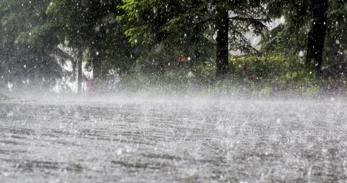 Дъжд и гръмотевици в съботния ден прогнозират синоптиците През следващото денонощие