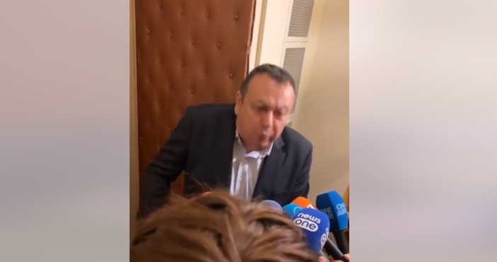 Днес депутатът Хамид Хамид от ДПС удари в корема Настимир