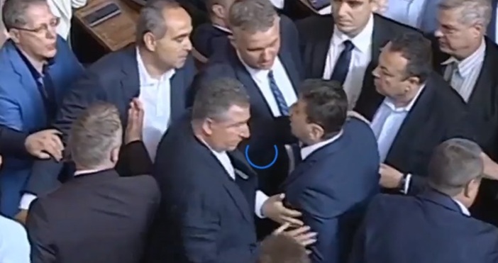 Истински бой в парламента.Депутатът от ПП Настимир Ананиев е ударен в