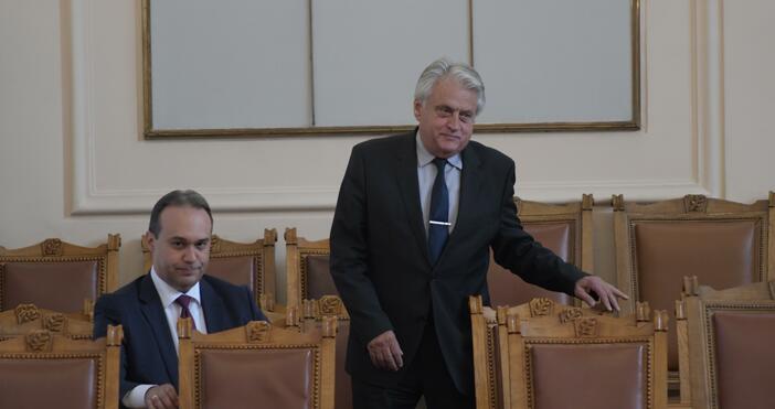 Парламентът изслушва министрите на вътрешните работи и на отбраната Бойко