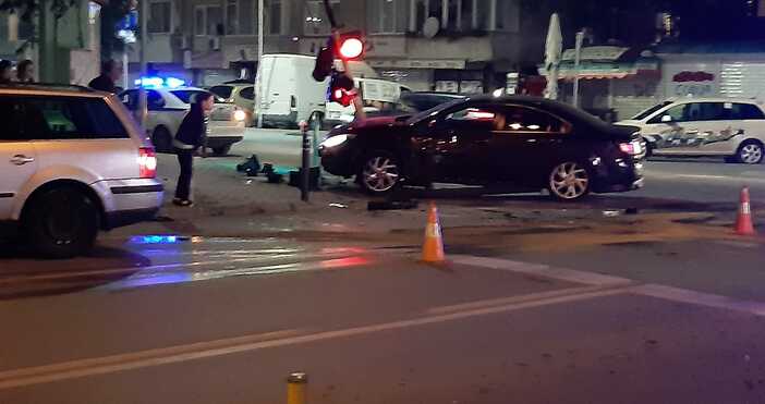 Сериозен инцидент тази нощ във Варна.Катастрофа между два автомобила на