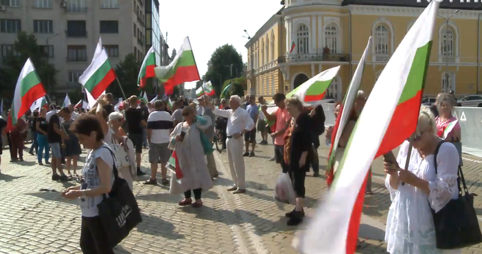 Започна протеста на Възраждане.Протестиращи са пред парламента и развяват български