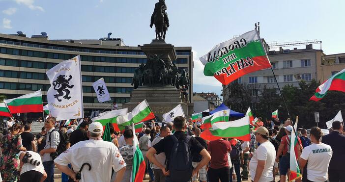 Снимки Десетки протестиращи пред парламента в момента. Протестиращи от Възраждане блокираха