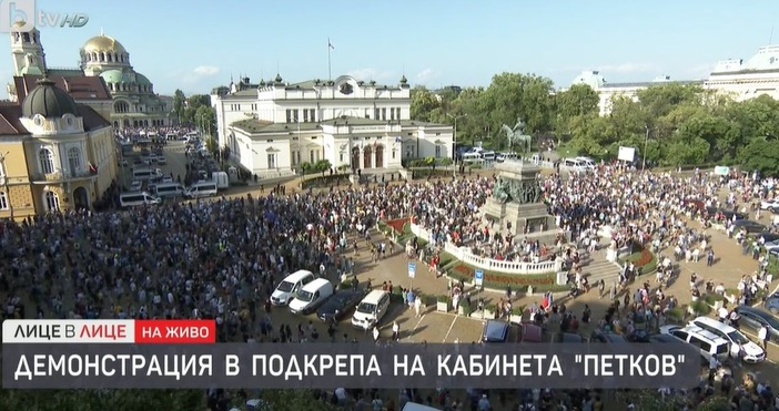 Все повече хора се събират около сградата на Народното събрание.
