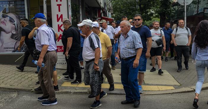 Протестиращи вече се събират на площад Св. Александър Невски“ в