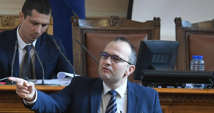 Депутат захапа представителите на опозицията, които втори ден провалят заседания
