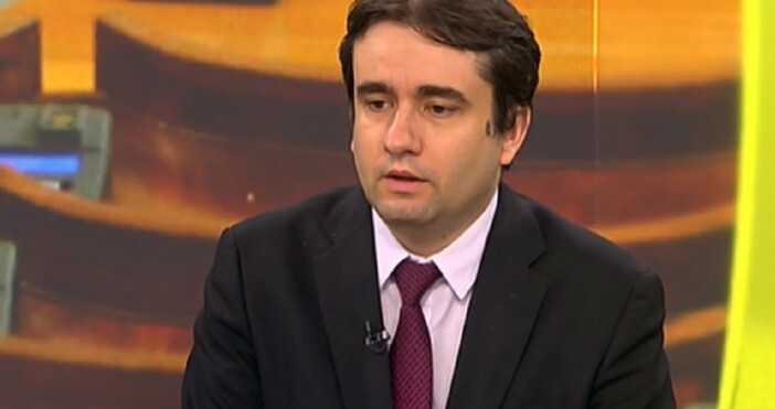 Отнсоно машинното гласуване Божанов заяви че от  Демократична България са за